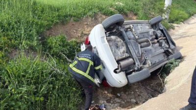 Mardin’in Artuklu ilçesinde meydana gelen trafik kazasında bir otomobilin yol