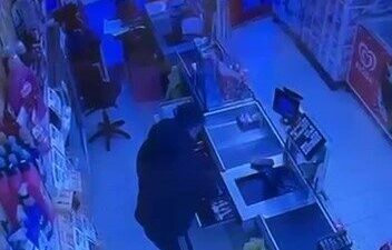 Bursa’da bir marketten para ve sigara çalan bir hırsızın izi