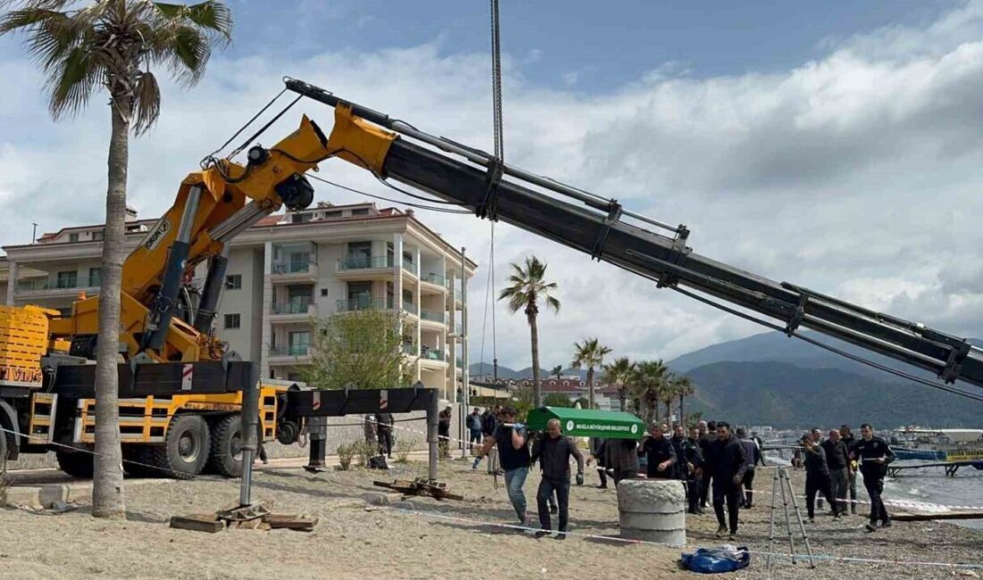 Marmaris ilçesinde, denize tekne indiren vincin taşıma kolu kopunca 21