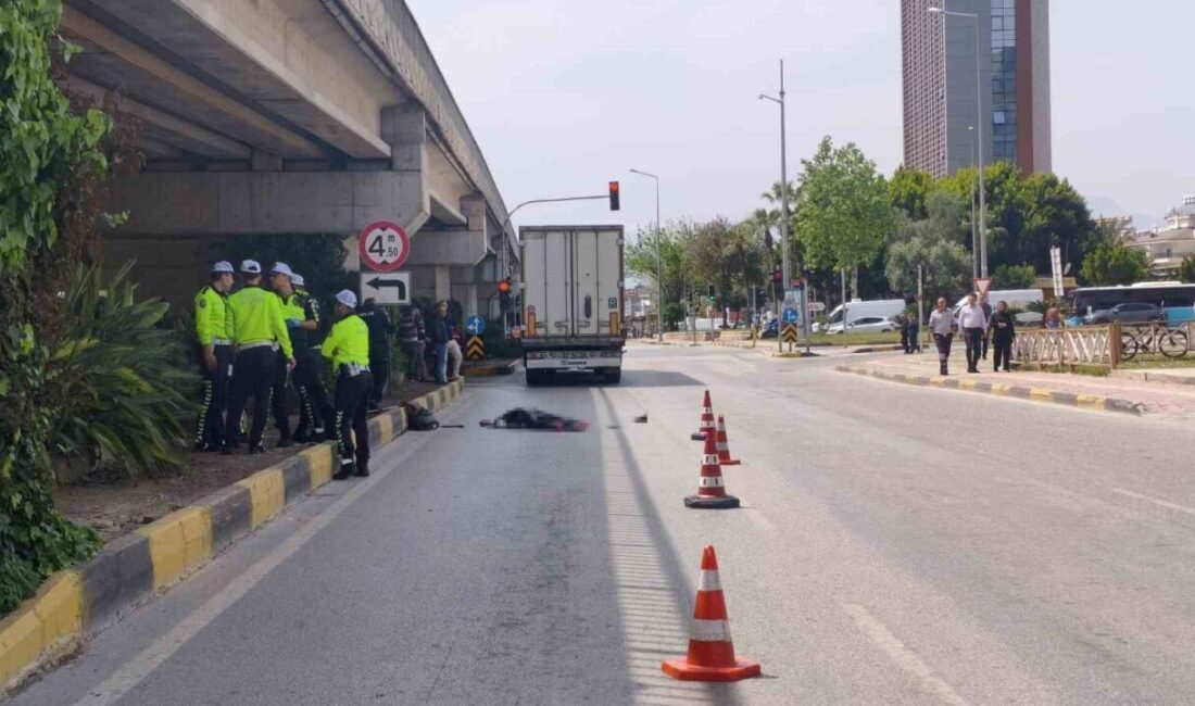 Antalya’da yaşlı bir kadın, trafik ışıklarında mendil satarak geçimini sağlayarak