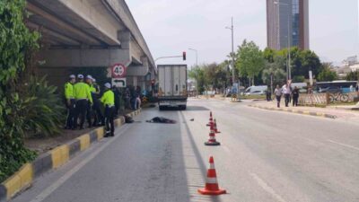 Antalya’da yaşlı bir kadın, trafik ışıklarında mendil satarak geçimini sağlayarak