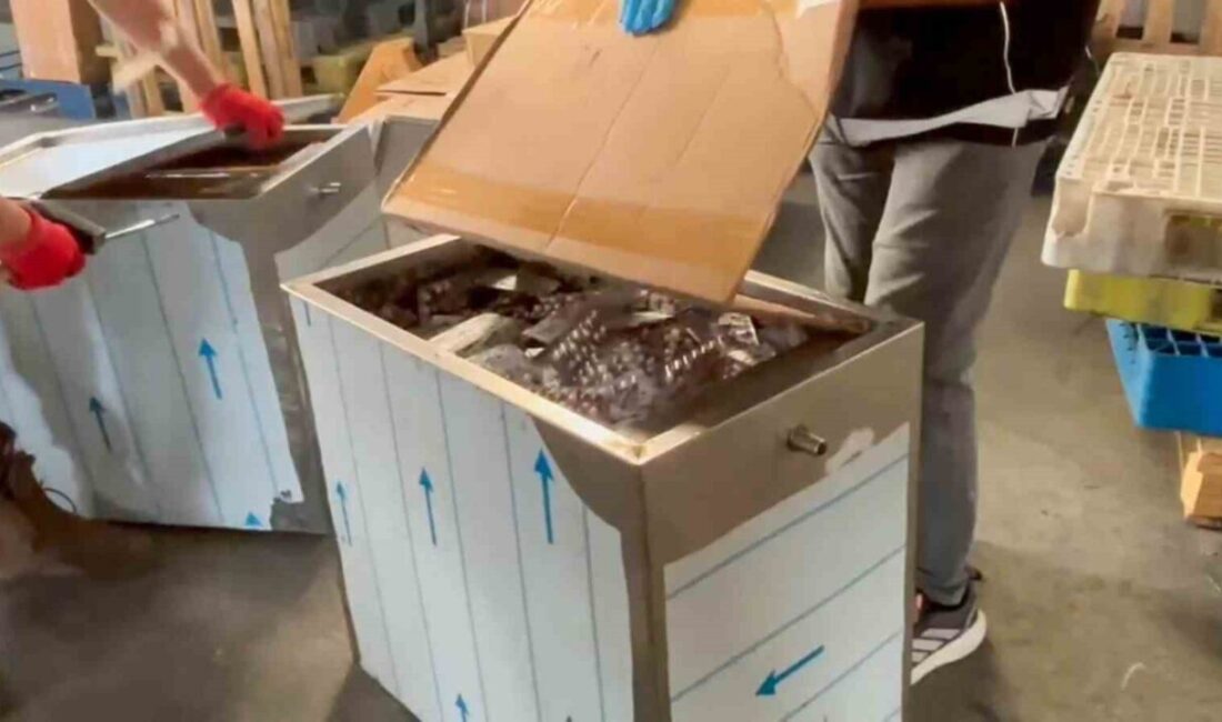 Mersin’de polis ekipleri tarafından gerçekleştirilen bir operasyonda, metal kolilere gizlenmiş