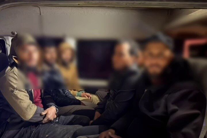 Hatay’da polis ekipleri tarafından yapılan takip sonucunda durdurulan bir minibüste