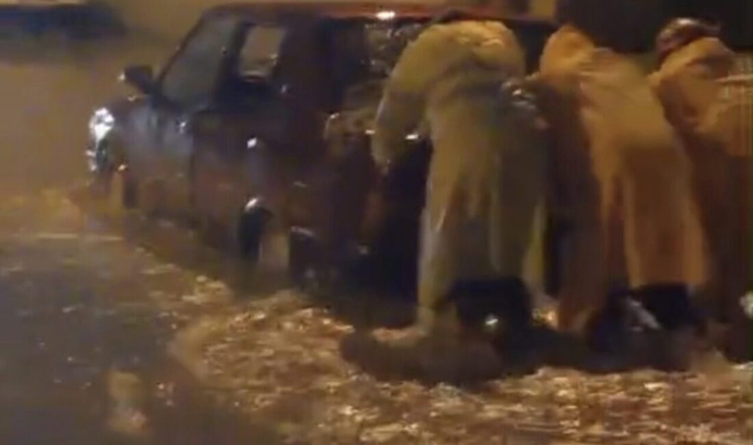 Adana’da etkili olan şiddetli yağmur nedeniyle mahsur kalan 2’si çocuk