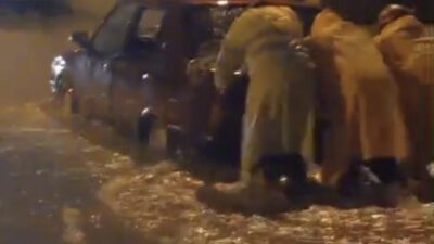 Adana’da etkili olan şiddetli yağmur nedeniyle mahsur kalan 2’si çocuk