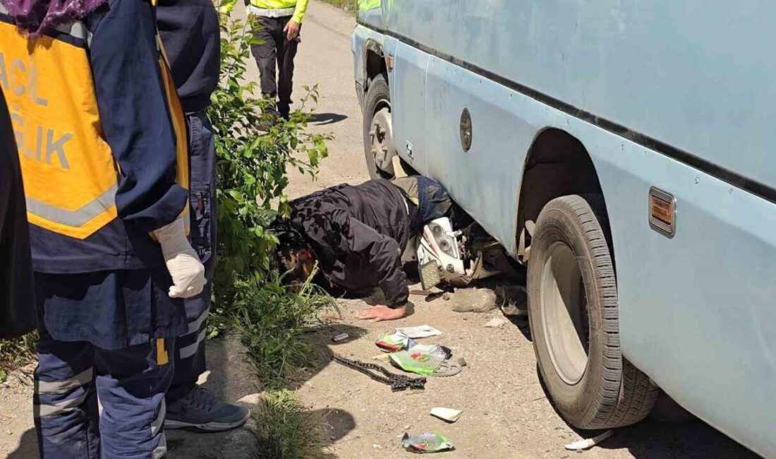 Karabük’te meydana gelen bir kaza sonucunda motosiklet sürücüsü, minibüsün altında