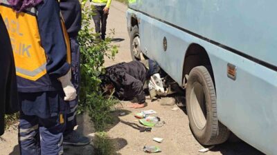 Karabük’te meydana gelen bir kaza sonucunda motosiklet sürücüsü, minibüsün altında