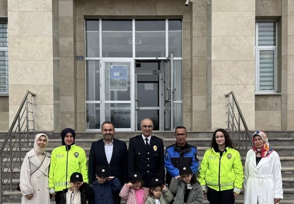 Konya’nın Beyşehir ilçesindeki küçük öğrenciler, Türk Polis Teşkilatı’nın 181. kuruluş