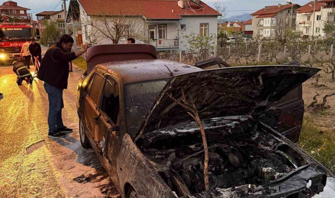 Isparta’da, bir otomobilin motor kısmında çıkan yangın hızla yayılarak aracı
