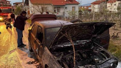 Isparta’da, bir otomobilin motor kısmında çıkan yangın hızla yayılarak aracı
