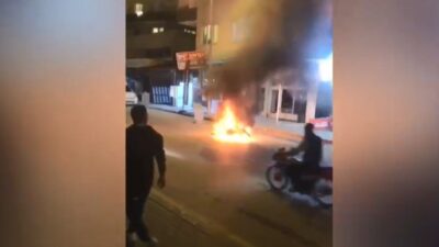 Mersin’in Erdemli ilçesinde bir motosiklet, Kargıpınarı Mahallesi Sümbül Sokak’ta alev