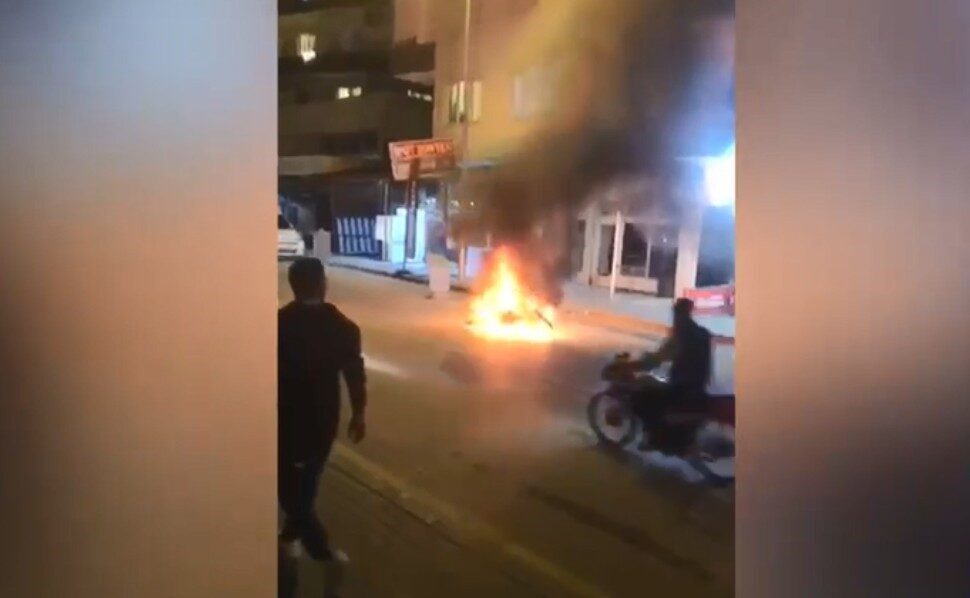 Mersin’in Erdemli ilçesinde bir motosiklet, Kargıpınarı Mahallesi Sümbül Sokak’ta alev