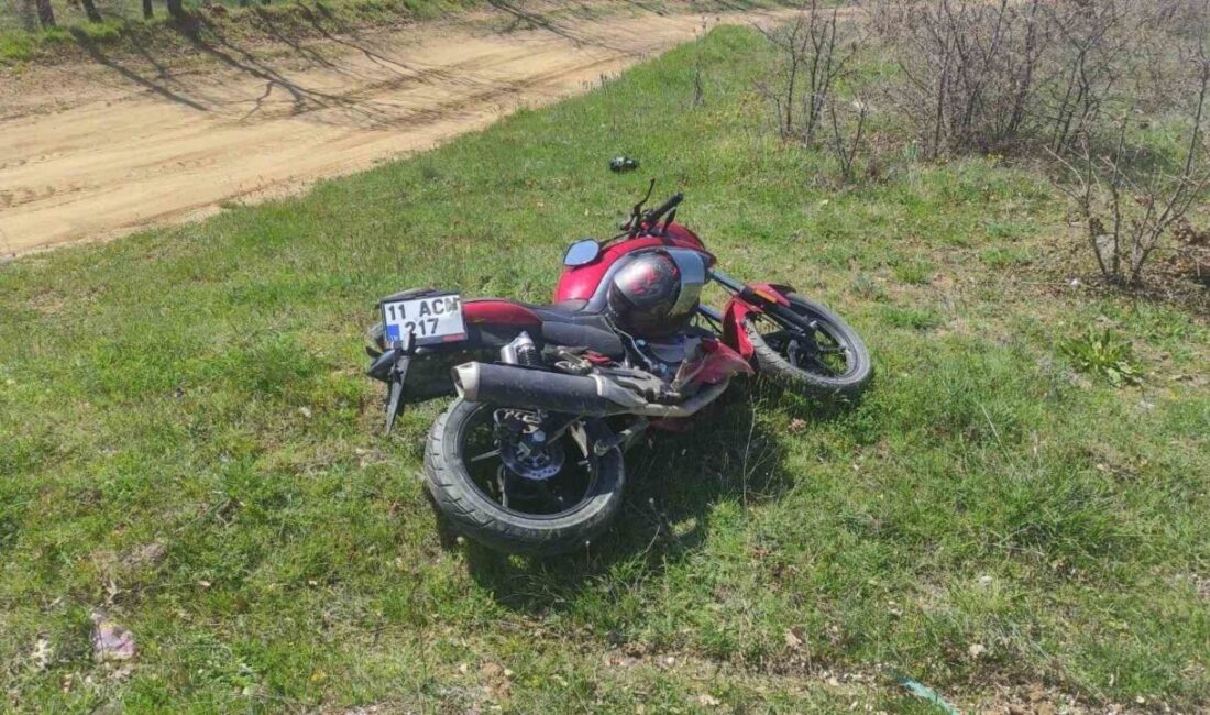 Bilecik’in Bozüyük ilçesinde, bir motosiklet sürücüsü trafik tabelasına çarparak yaralandı.