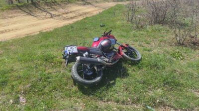 Bilecik’in Bozüyük ilçesinde, bir motosiklet sürücüsü trafik tabelasına çarparak yaralandı.