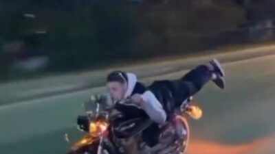 Bursa, Kestel ilçesinde bir motosiklet sürücüsünün sergilediği tehlikeli hareketler çevredeki