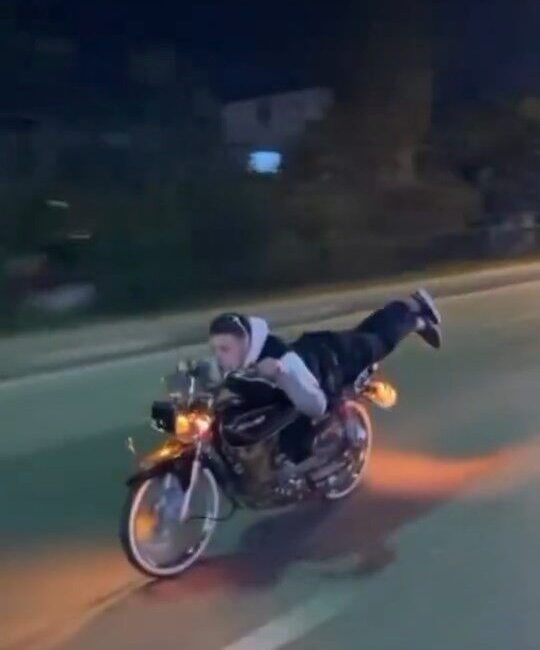Bursa, Kestel ilçesinde bir motosiklet sürücüsünün sergilediği tehlikeli hareketler çevredeki