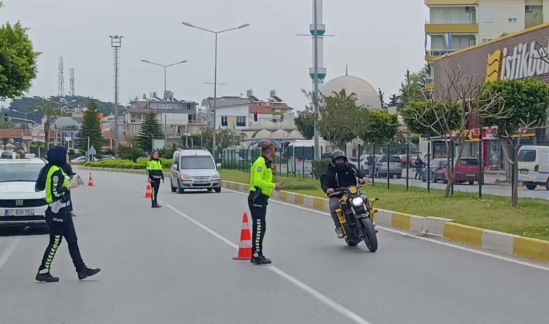 Manavgat ilçesinde plakasını bezle kapatan bir motosiklet sürücüsü, trafik denetimi