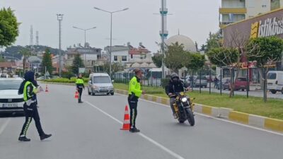 Manavgat ilçesinde plakasını bezle kapatan bir motosiklet sürücüsü, trafik denetimi