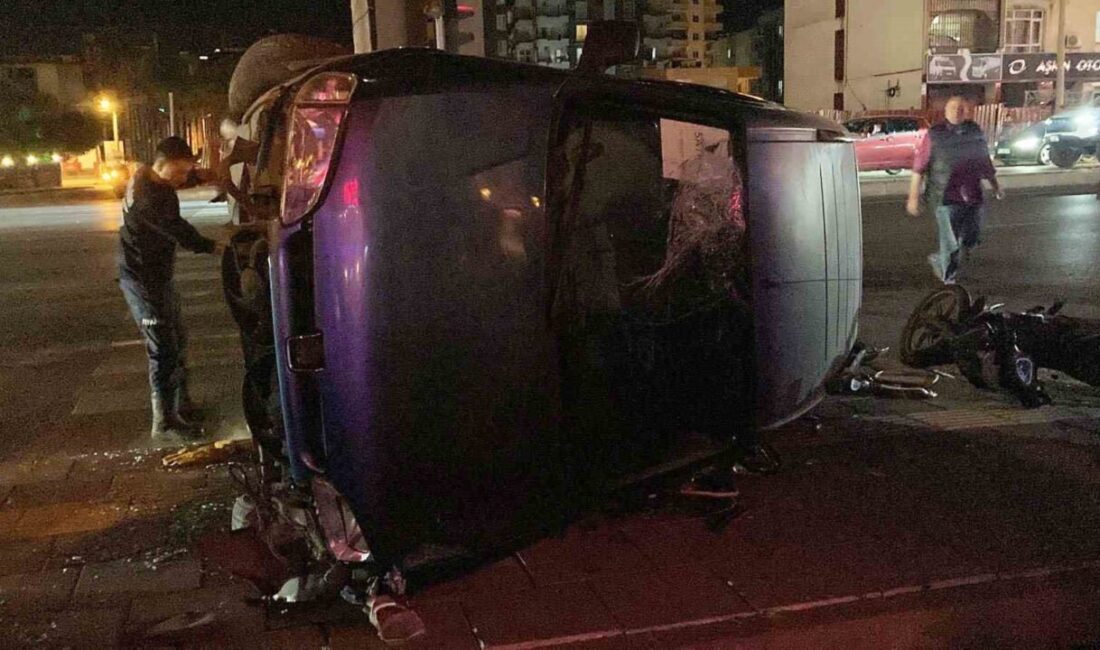 Mersin’in Erdemli ilçesinde meydana gelen trafik kazasında hafif ticari araç,