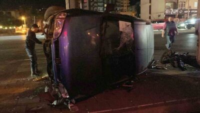 Mersin’in Erdemli ilçesinde meydana gelen trafik kazasında hafif ticari araç,