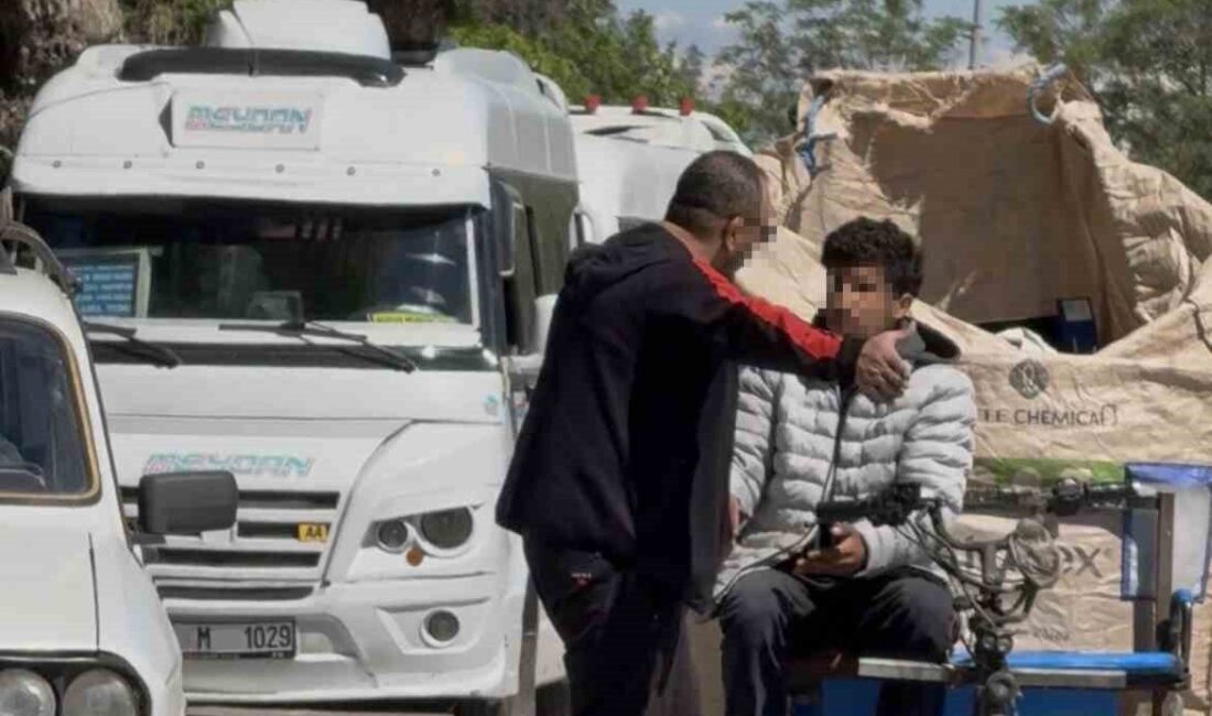 Adana’da bir araç sürücüsü, trafikte bir motosiklet sürücüsüyle yaşadığı anlaşmazlık