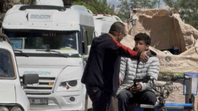 Adana’da bir araç sürücüsü, trafikte bir motosiklet sürücüsüyle yaşadığı anlaşmazlık