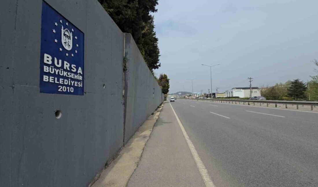 Mudanya-Bursa karayolunda, Çağrışan mevkiinde bulunan istinat duvarı, yerinden kayarak yıkılma