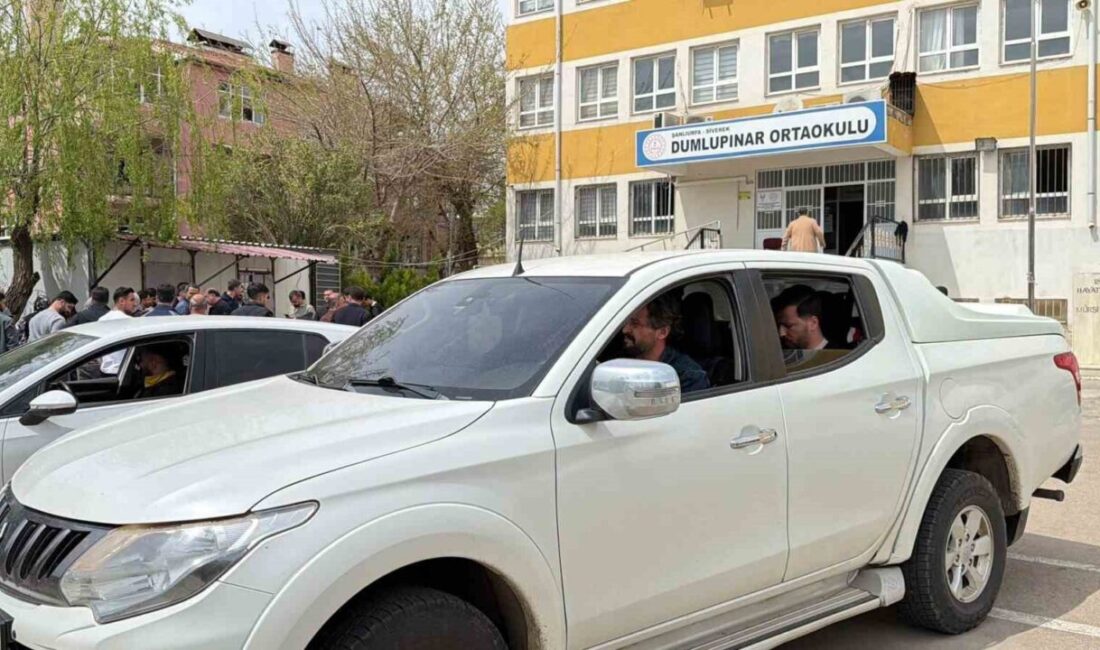 Şanlıurfa’nın Siverek ilçesinde, bir öğrenci velisi olduğunu iddia eden bir