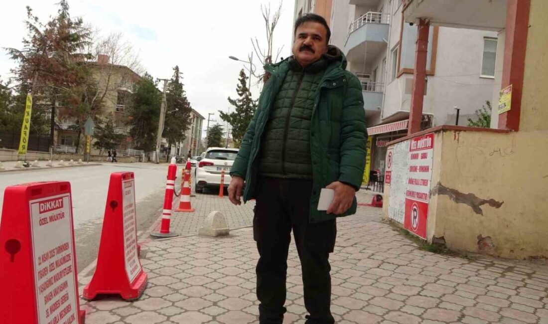Malatya’da bir vatandaş, Koyunoğlu Mahallesi’nde bulunan evinin önündeki kaldırımın kendilerine
