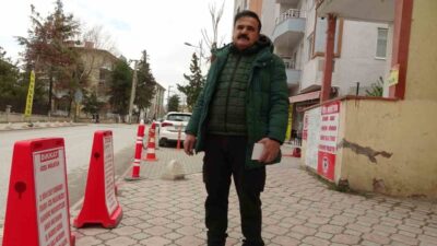 Malatya’da bir vatandaş, Koyunoğlu Mahallesi’nde bulunan evinin önündeki kaldırımın kendilerine