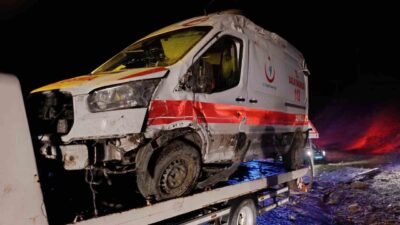 Muş’ta, hasta taşıyan bir ambulansın şarampole devrilmesi sonucu 5 kişi