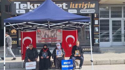 Muş’ta DEM Parti İl Başkanlığı’nın önünde bir araya gelen aileler,