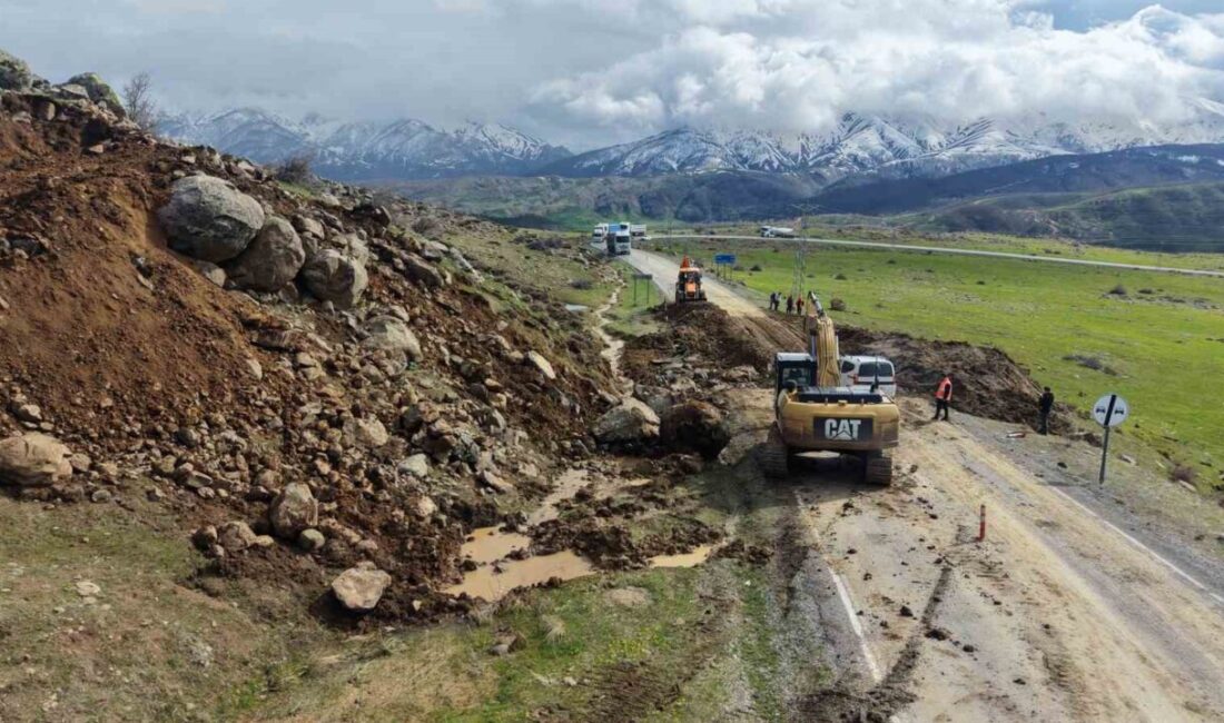 Muş-Kulp kara yolunda meydana gelen aşırı yağışlar nedeniyle yol çöktü