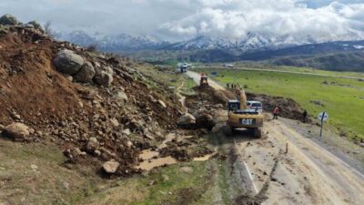 Muş-Kulp kara yolunda meydana gelen aşırı yağışlar nedeniyle yol çöktü