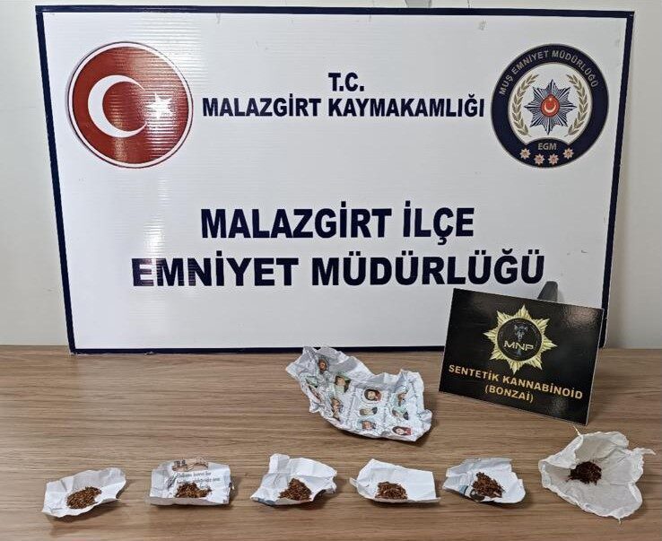 Muş’ta, Narkotik ekipler tarafından gerçekleştirilen operasyonlarda bir araçta skunk olarak