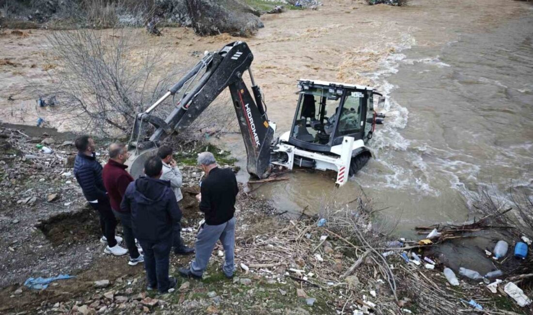Bitlis’in Mutki ilçesinde, karların erimesi ve yoğun yağışların etkisiyle debisi