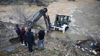 Bitlis’in Mutki ilçesinde, karların erimesi ve yoğun yağışların etkisiyle debisi