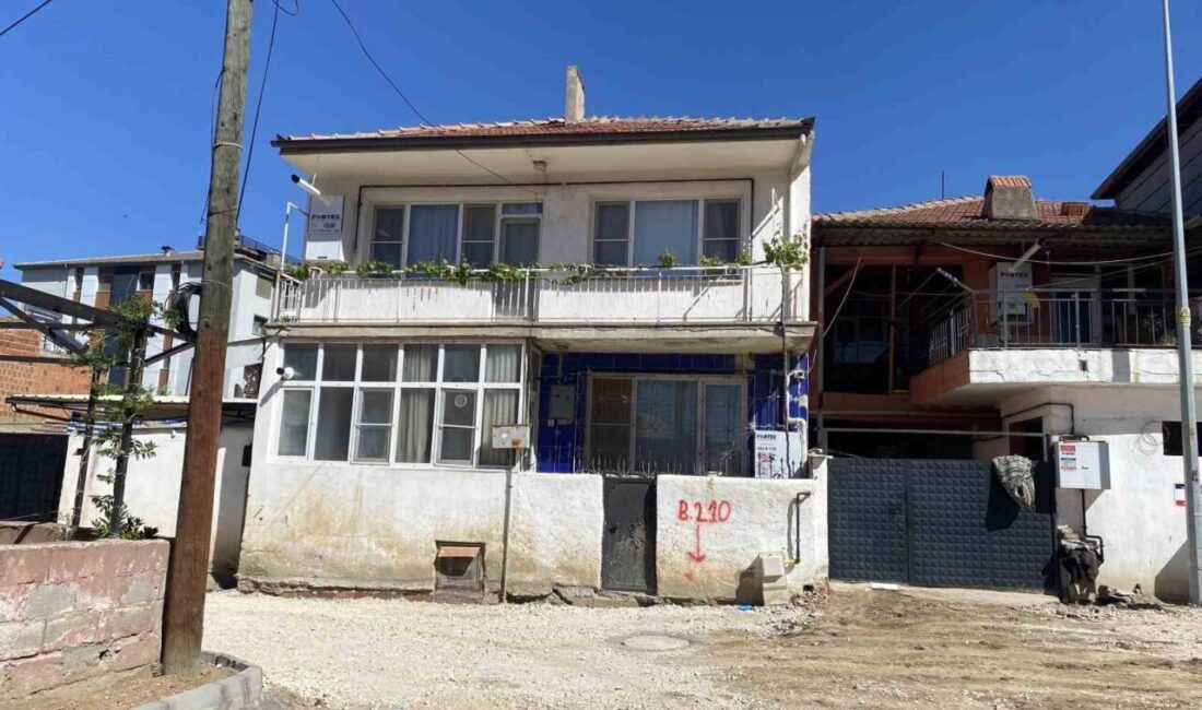 Alaşehir ilçesinde bir baba, evlerinde banyoda hareketsiz halde bulduğu oğlunun