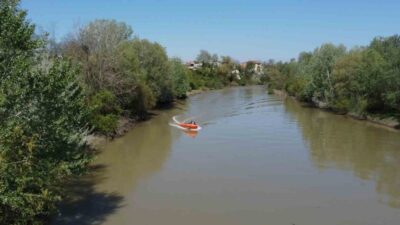 Sakarya Nehri’nde balık tutarken beline bağlı ipin kopması sonucu akıntıya