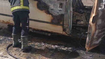 Nevşehir ilinde park halindeki bir minibüs yangın sonucu kül oldu.