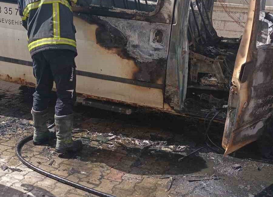 Nevşehir ilinde park halindeki bir minibüs yangın sonucu kül oldu.