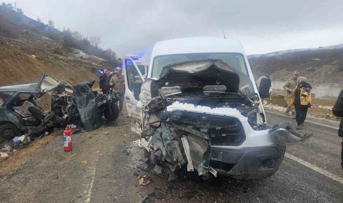 Kelkit ilçesinde meydana gelen bir trafik kazasında, öğretmenleri taşıyan bir