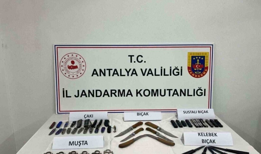 Antalya’nın Gazipaşa ilçesinde, okul çevresinde kesici ve delici aletlerin satıldığı