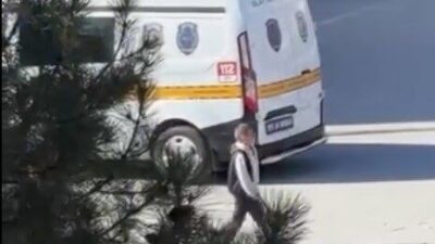 Bilecik ilinde bulunan bir okulun kızlar tuvaletinde temizlik yapan personel,