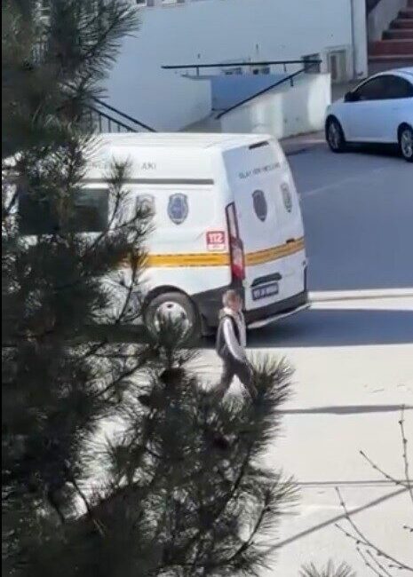 Bilecik ilinde bulunan bir okulun kızlar tuvaletinde temizlik yapan personel,