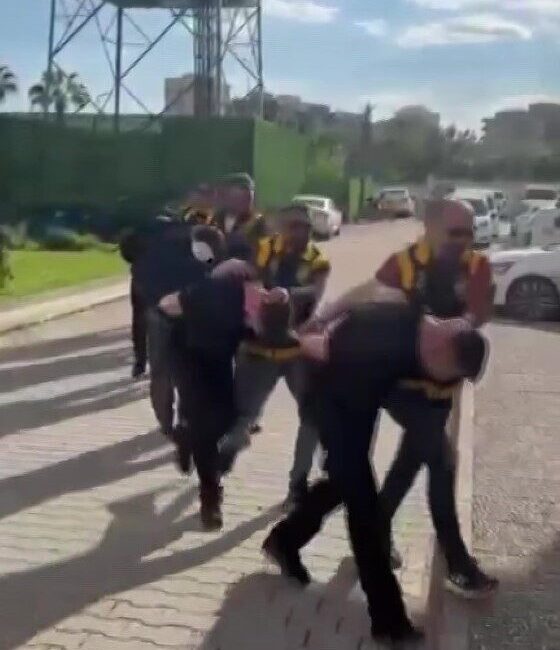 Adana’da, Yavuz Selim Ortaokulu’nun çevresinde tabanca ile havaya ateş açarak