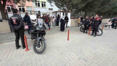 Edremit ilçesinde öğrencilerin güvenliği için emniyet güçleri harekete geçti. Sabahın