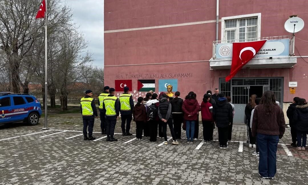Kırşehir’de İl Jandarma Komutanlığı personeli, Mucur ilçesinde bayrak törenine katıldı.
