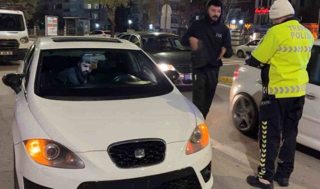 Trafik polisleri, Aksaray’ın Taşpazar Mahallesi’nde, ön plakası olmayan bir aracı