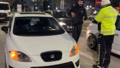 Trafik polisleri, Aksaray’ın Taşpazar Mahallesi’nde, ön plakası olmayan bir aracı